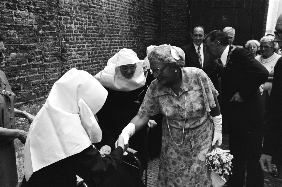 Koningin Juliana bezoekt West-Brabant, koningin Juliana krijgt Begijnenrijst v, Bestanddeelnr 928-6638