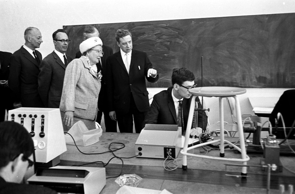 Koningin Juliana in Utrecht bezoek Universitei de Uithof, hier in de collegezaal, Bestanddeelnr 917-8373