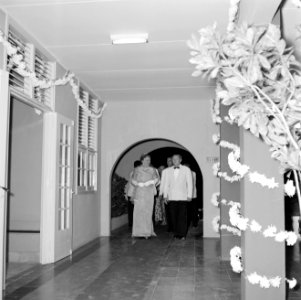 Koningin Juliana bij de ontvangst in Club Caribe in Oranjestad op Aruba, Bestanddeelnr 252-3990