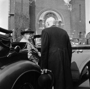 Koningin Wilhelmina wordt opgewacht door burgemeester De Monchy, Bestanddeelnr 900-4978