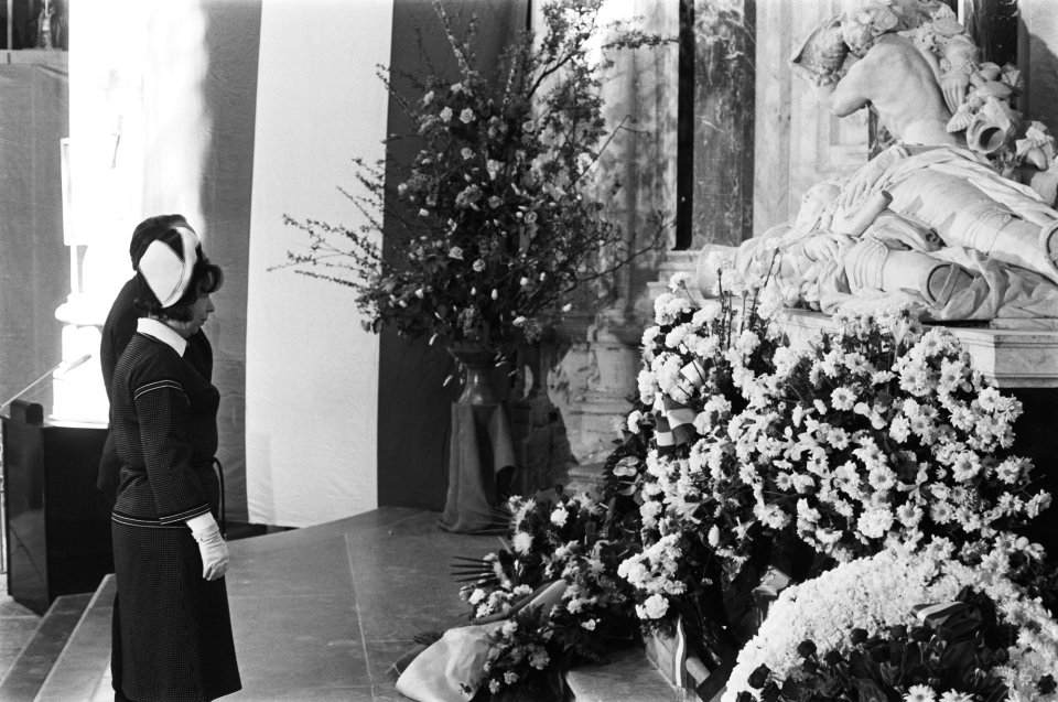 Koningin Juliana bij herdenking sterfdag Michiel Adriaensz. de Ruyter in Nieuwe , Bestanddeelnr 928-5390