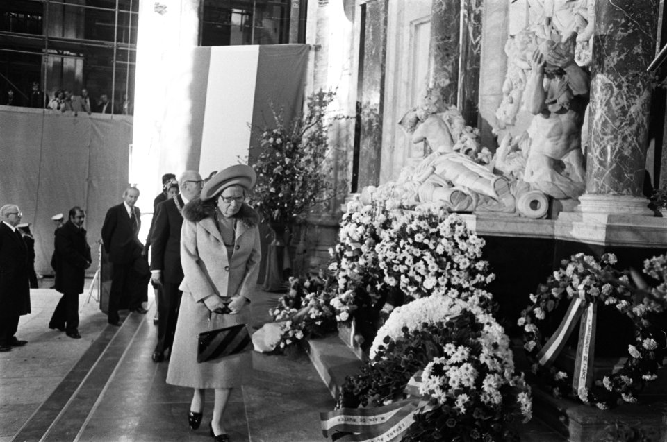Koningin Juliana bij herdenking sterfdag Michiel Adriaensz. de Ruyter in Nieuwe , Bestanddeelnr 928-5383