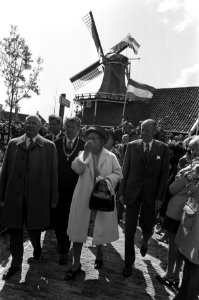 Koningin Juliana bij mosterdmolen De Huisman aan de Zaanse Schans, geflankeerd d, Bestanddeelnr 925-6550