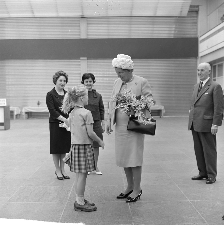 Koningin Juliana bij Nationale Woningraad te Amsterdam in RAI-gebouw ter gelegen, Bestanddeelnr 915-5757