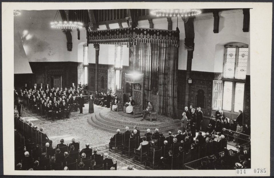 Koningin Wilhelmina tijdens het uistpreken van de troonrede bij de opening van d, Bestanddeelnr 014-0785