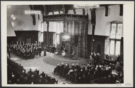 Koningin Wilhelmina tijdens het uistpreken van de troonrede bij de opening van d, Bestanddeelnr 014-0785