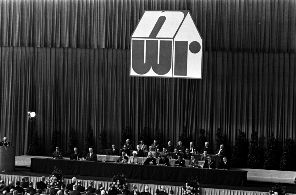 Koningin Juliana bij Nationale Woningraad te Amsterdam in RAI-gebouw ter gelegen, Bestanddeelnr 915-5753