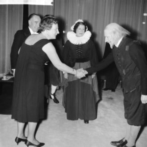Koningin woont voorstelling bij in Stadschouwburg Rotterd Speler wordt voorgeste, Bestanddeelnr 913-2142