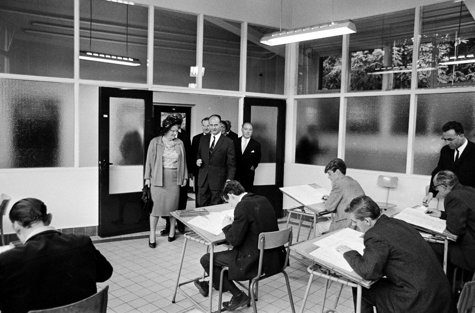 Koningin Juliana in het Centrum voor Vakopleiding van Volwassenen te Schaesberg , Bestanddeelnr 919-5663