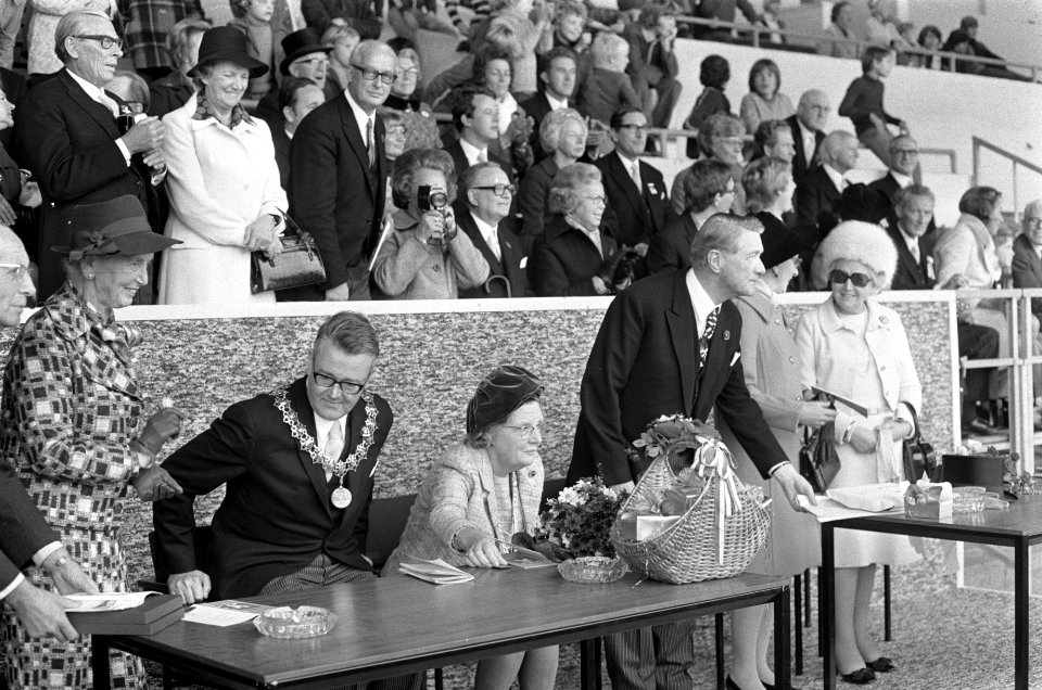 Koningin Juliana bij viering ontzet Alkmaar, historische optocht, koningin Julia, Bestanddeelnr 926-7365