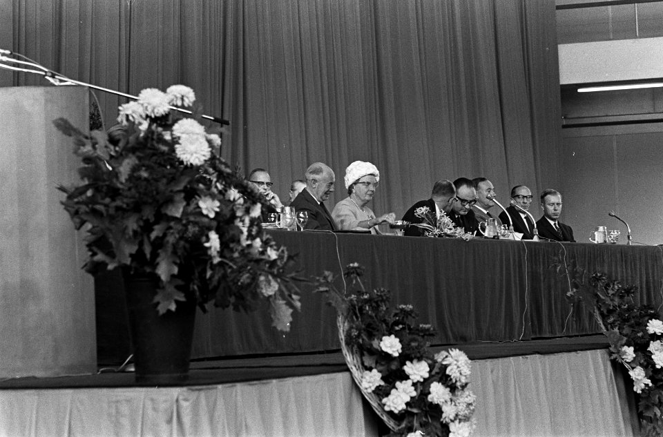 Koningin Juliana bij Nationale Woningraad te Amsterdam in RAI-gebouw ter gelegen, Bestanddeelnr 915-5754