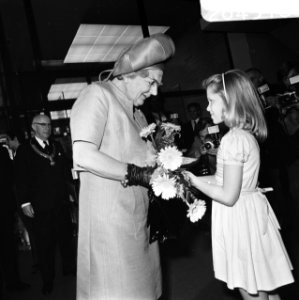 Koningin Juliana krijgt bij aankomst buj het museum bloemen aangeboden op de ac, Bestanddeelnr 926-4518