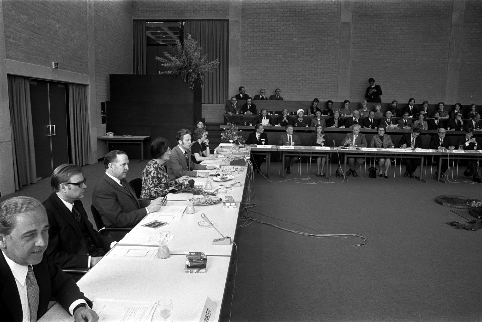 Koningin Juliana bij opening nieuw hoofdgebouw van de Vrije Universiteit te Amst, Bestanddeelnr 926-3420
