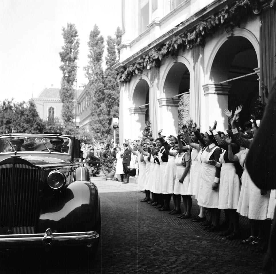 Koningin Wilhelmina wordt toegezwaaid door een groep verpleegsters, Bestanddeelnr 900-4980