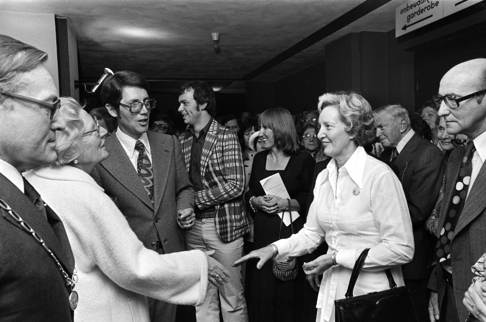 Koningin Juliana bij voorstelling in kader van vierde Internationale Landjuweel , Bestanddeelnr 928-6211