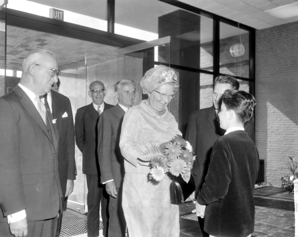 Koningin Juliana krijgt bloemen aangeboden, Bestanddeelnr 916-8537