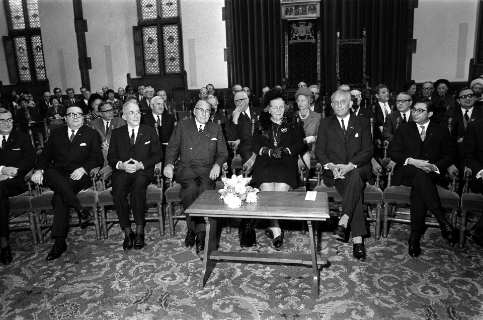 Koningin Juliana bij herdenkingsbijeenkomst ter gelegenheid van 50-jarig bestaan, Bestanddeelnr 922-9161