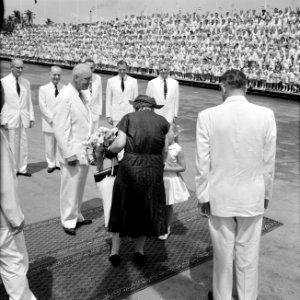 Koningin Juliana krijgt bloemen aangeboden bij de ontvangst op de Isla-raffinade, Bestanddeelnr 252-3950