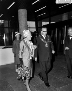 Koningin Juliana bracht bezoek aan Eindhoven Hare Majesteit met burgemeester ir, Bestanddeelnr 915-5720