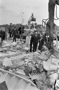 Koningin Juliana bij een totaal verwoeste bungalow, Bestanddeelnr 920-4365