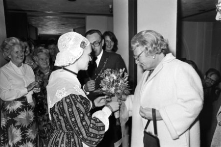 Koningin Juliana bij voorstelling in kader van vierde Internationale Landjuweel , Bestanddeelnr 928-6209