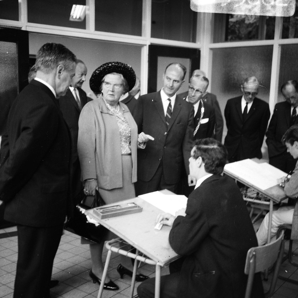Koningin Juliana in het Centrum voor Vakopleiding van Volwassenen te Schaesberg , Bestanddeelnr 919-5662