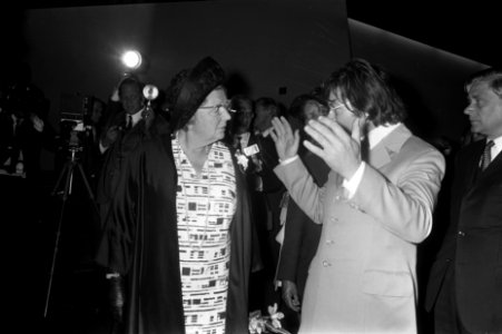 Koningin Juliana in gesprek met kunstenaar Karel Appel, Bestanddeelnr 923-5315