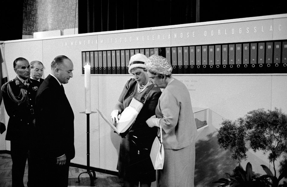 Koningin Juliana bij Oorlogsgravenstichting, Bestanddeelnr 912-9365