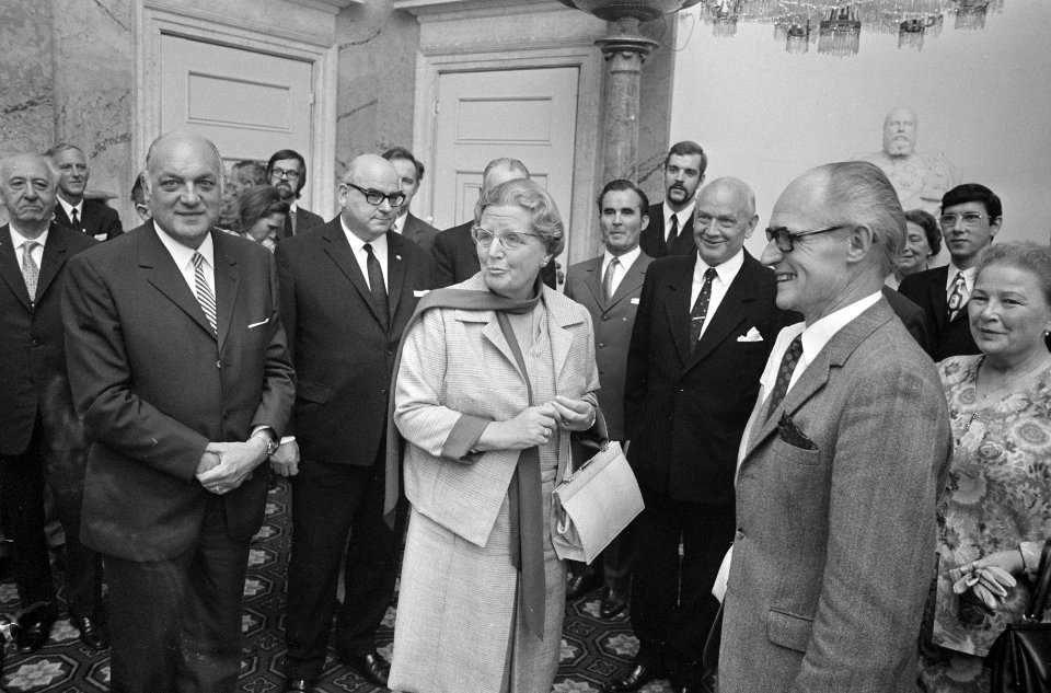 Koningin Juliana in gesprek met leden van de delegatie, Bestanddeelnr 924-6502