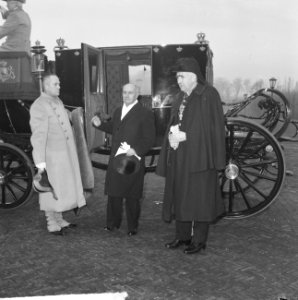Koningin Juliana ontvangt op Paleis Huis ten Bosch de ambassadeur van Columbia, , Bestanddeelnr 915-7881