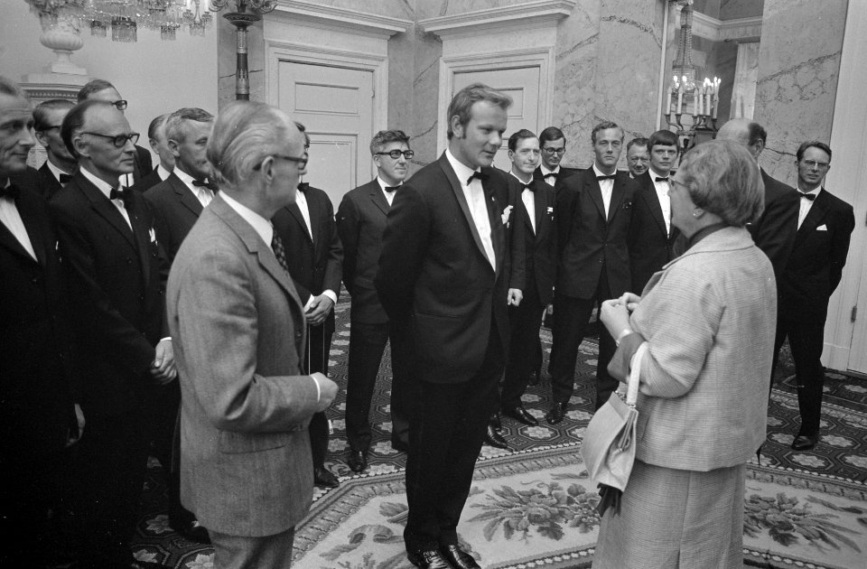 Koningin Juliana in gesprek met leden van een Noors zangkoor, Bestanddeelnr 924-6503