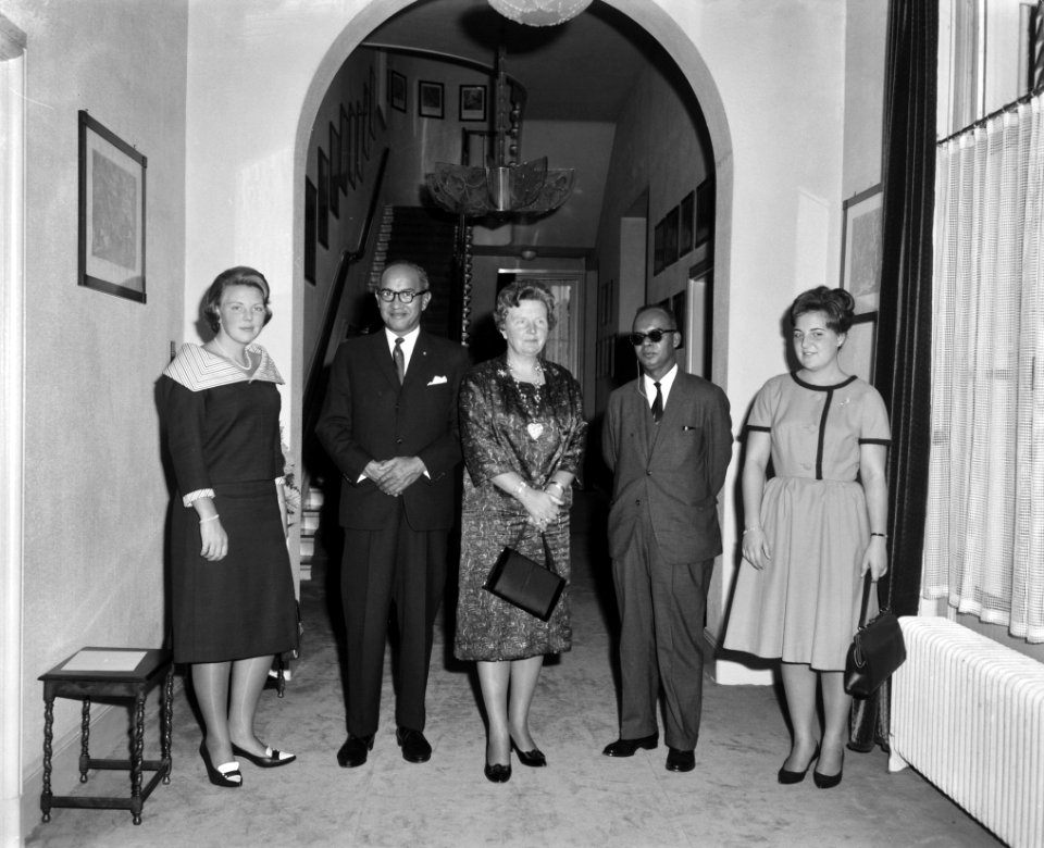 Koningin Juliana ontvangt op paleis Soestdijk de premier van Trinidad, Eric Will, Bestanddeelnr 914-3737