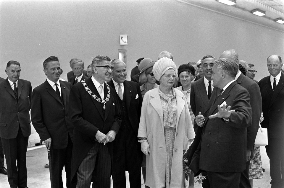 Koningin Juliana in gezelschap van hoogwaardigheidsbekleders, Bestanddeelnr 920-3832