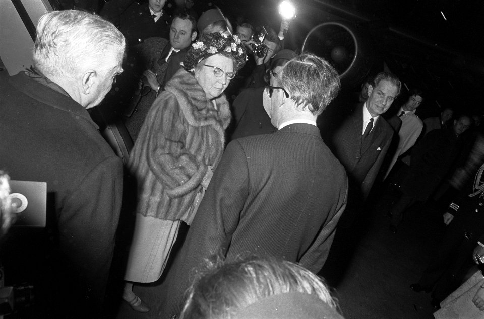 Koningin Juliana in gesprek met minister Witteveen, Bestanddeelnr 922-0337