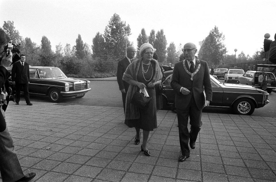 Koningin Juliana bij slotzitting congres Europees Monumentenjaar 1975 in RAI, Am, Bestanddeelnr 928-2246