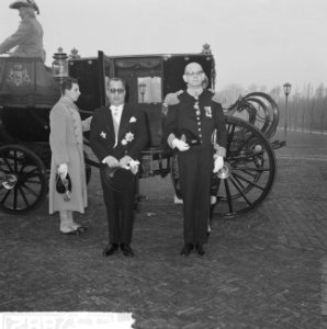 Koningin Juliana ontvangt op Paleis Huis ten Bosch de ambassadeur van van Jordan, Bestanddeelnr 915-7882