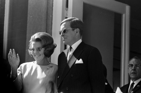 Koninginnedag, defilee op Soestdijk, Beatrix en Claus (koppen), Bestanddeelnr 919-0955