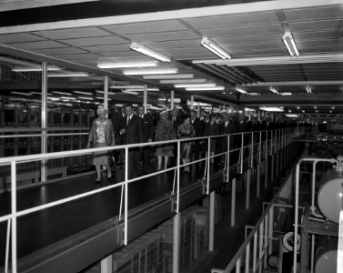 Koningin Juliana bracht bezoek aan Eindhoven, Bestanddeelnr 915-5717