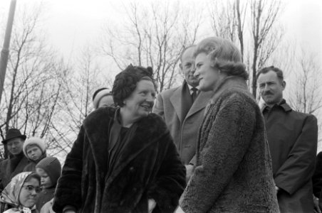 Koningin Juliana in gesprek met Sjoukje Dijkstra op de Jaap Edenbaan in Amsterda, Bestanddeelnr 914-9372
