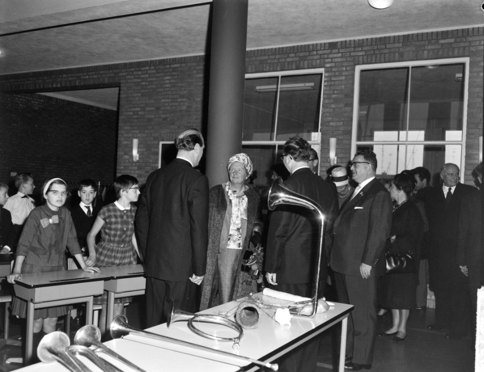 Koningin Juliana bracht bezoek aan Eindhoven. Hare Majesteit op school te Vestdi, Bestanddeelnr 915-5726
