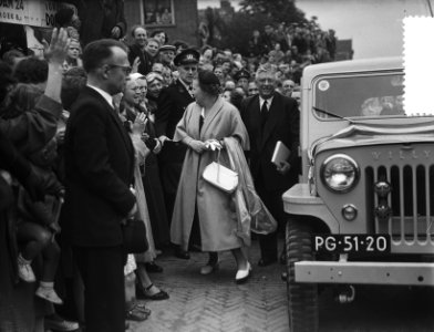 Koningin Juliana bezoekt het rampgebied in Zuid-Holland, Bestanddeelnr 906-5344