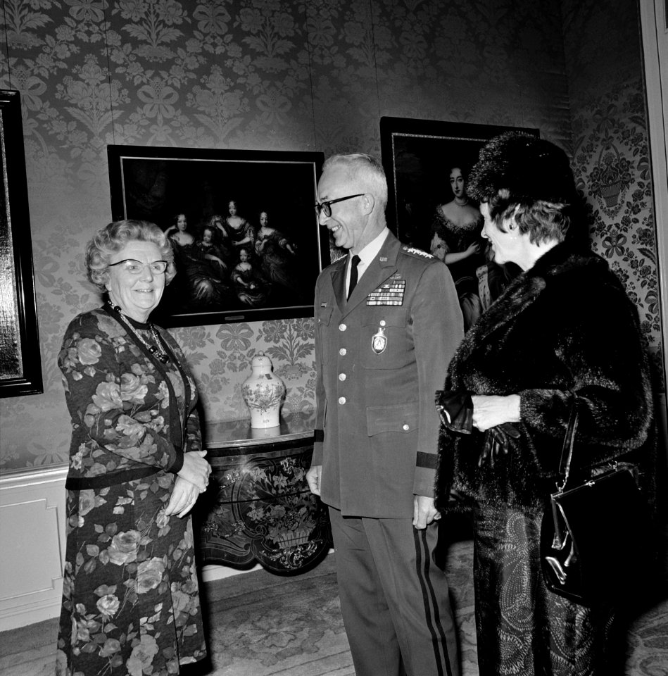 Koningin Juliana ontvangt op Huis ten Bosch generaal Goodpaster (opperbevelhebbe, Bestanddeelnr 927-5893