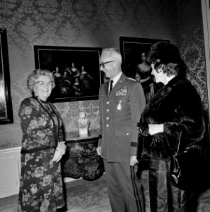 Koningin Juliana ontvangt op Huis ten Bosch generaal Goodpaster (opperbevelhebbe, Bestanddeelnr 927-5893