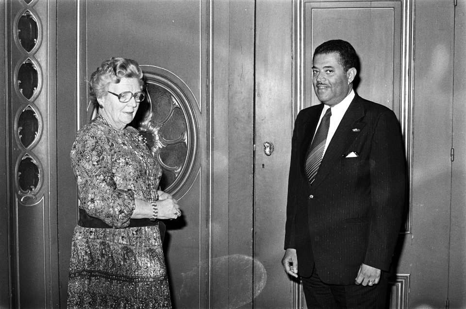 Koningin Juliana ontvangt minister Rozendal (Nederlandse Antillen) in Paleis Lan, Bestanddeelnr 929-5460