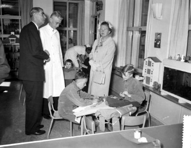 Koningin Juliana bezoekt het Sophia Kinderziekenhuis te Rotterdam. V.l.n.r. L. v, Bestanddeelnr 910-4337