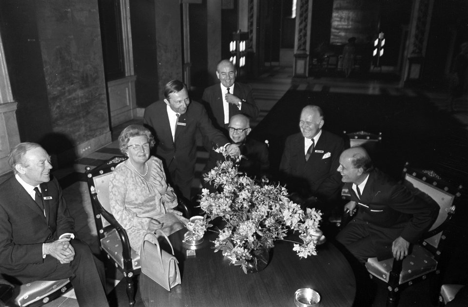 Koningin Juliana ontvangt delegatie van Rode Kruis op Paleis op de Dam, Bestanddeelnr 921-4001