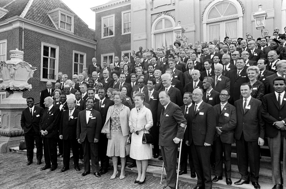 Koningin Juliana ontvangt een delegatie van het Rode Kruis op paleis Huis ten Bo, Bestanddeelnr 920-6797