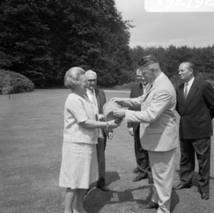 Koningin Juliana ontvangt een delegatie vissers uit Katwijk op paleis Soestdijk , Bestanddeelnr 919-2792