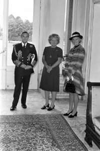 Koningin Juliana ontvangt op paleis Soestdijk de voorzitter van het Militair com, Bestanddeelnr 927-3042