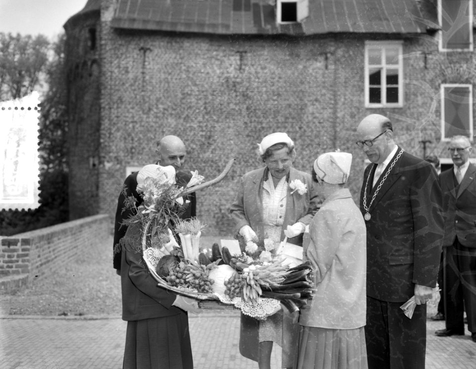 Koningin Juliana bezoekt kasteel Well in Limburg, Bestanddeelnr 907-7589